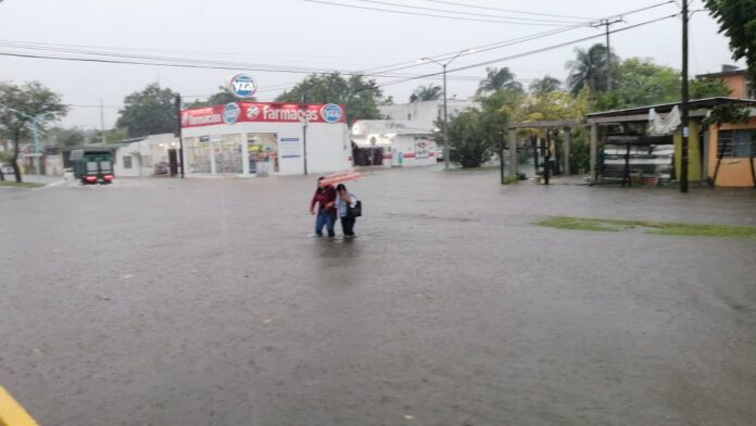 Chetumal Bajo El Agua Fuertes Aguaceros Mantiene Calles Inundadas Via