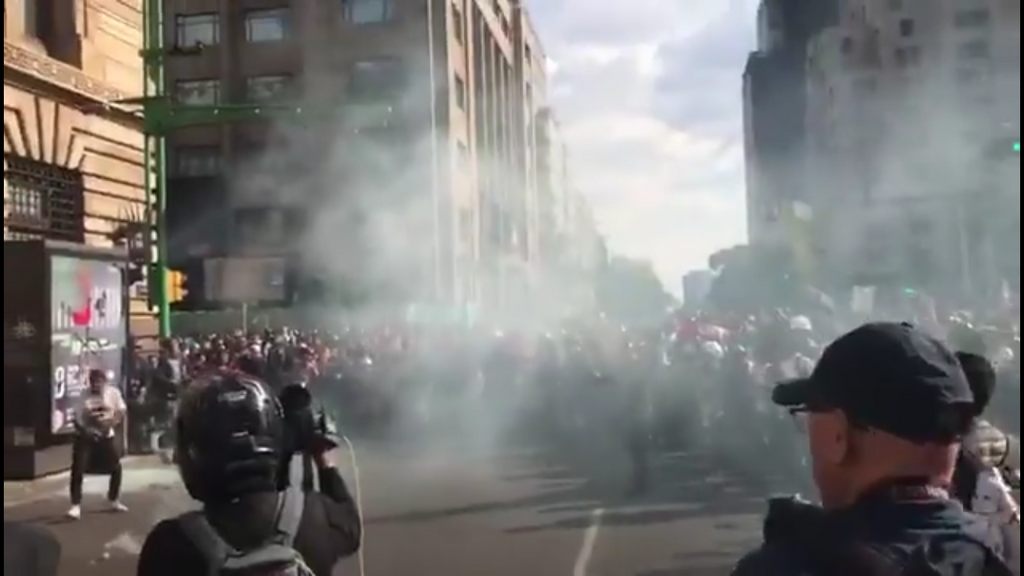 Anarquistas vandalizan edificios y lanzan cohetones en el Centro ...