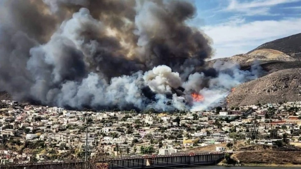 Incendio en Ensenada deja un muerto y 25 casas afectadas via  @laviejaguardiaa