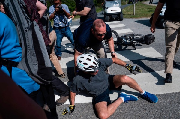 Joe Biden sufre caída durante paseo en bicicleta