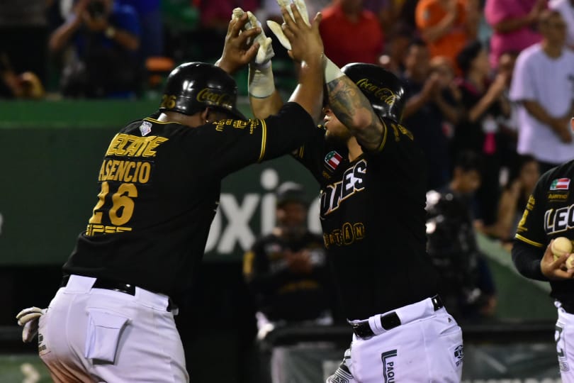 Leones blanquea a Rieleros 12-0 con joya de pitcheo de César Valdez via  @laviejaguardiaa