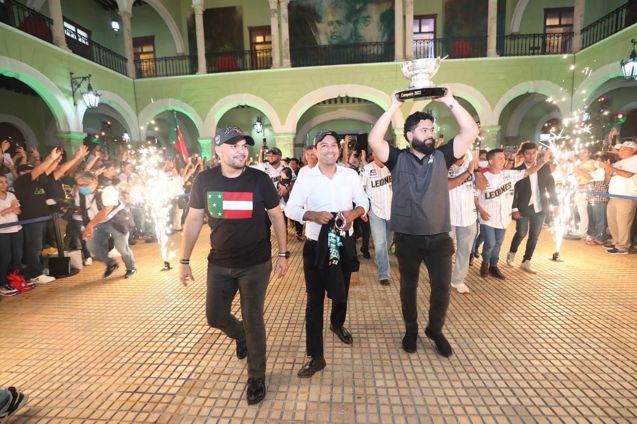 Yucatán de fiesta, Leones, campeones de la Serie del Rey recibidos por Vila  via @laviejaguardiaa