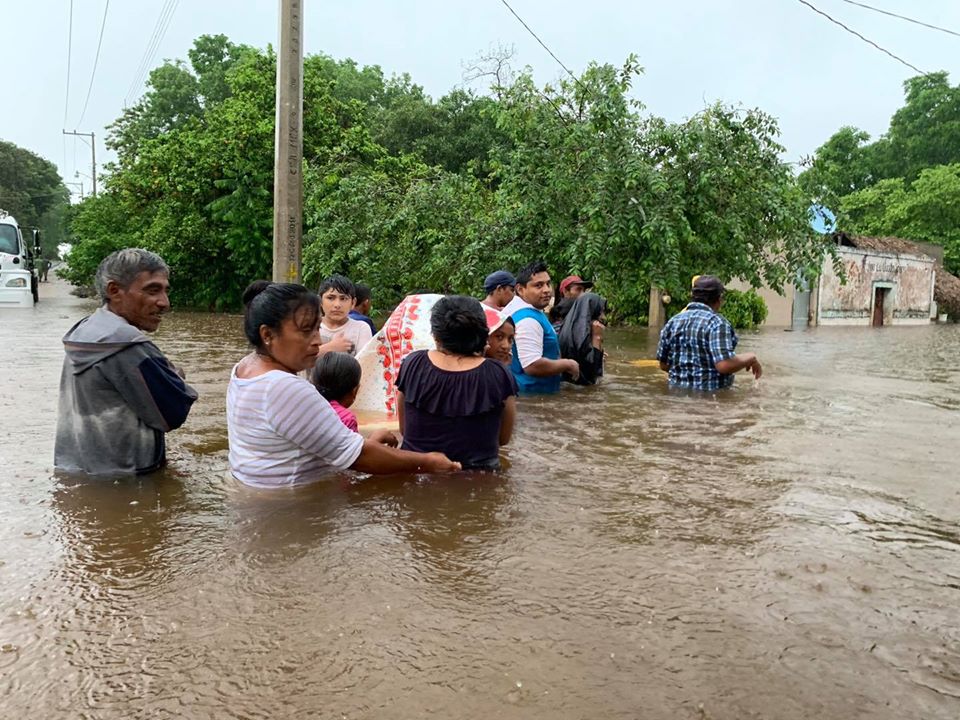 Entre el agua viven las humildes familias del Sur Yucatán a causa de las  lluvias; aún no les llega la ayuda 